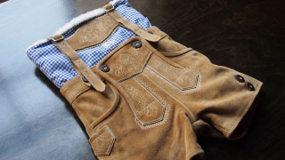 Lederhosen. Laptop. Sleeve.
